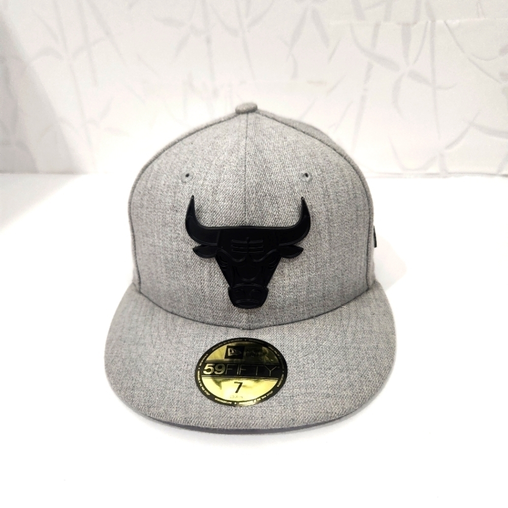New Era NBA Chicago Bulls Metal Badge 59FIFTY Fitted Cap Gray 7 55.8cm EUC